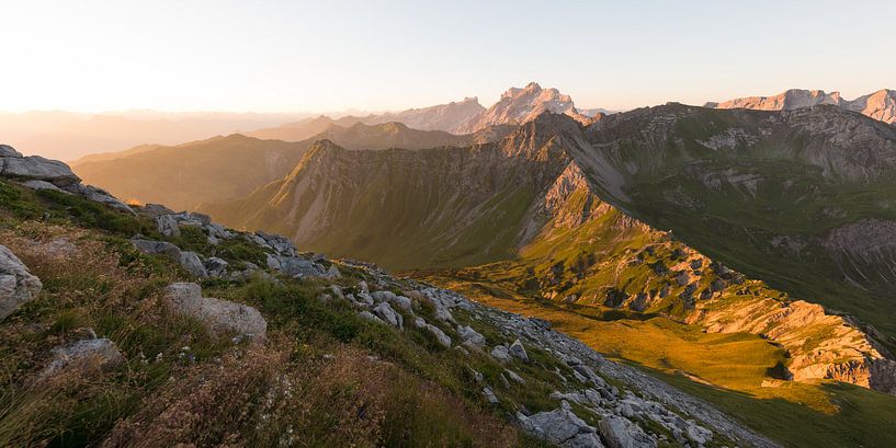 Warmes Licht in den Vorarlberger Bergen von Denis Feiner