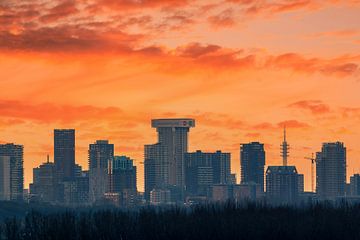 Roter Himmel hinter Skyline Rotterdam von Ilya Korzelius