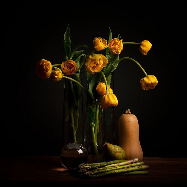 Stilleven gele tulpen en lensball van Coby Bergsma