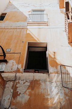 Italië | Puglia | Bari | gele muur in de schaduw van Iris van Tricht