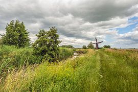 Nederlands landschap met draaiende poldermolen van Ruud Morijn