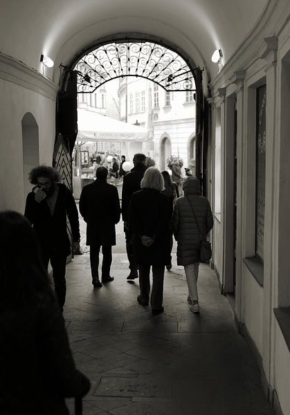 Durchgang zu einem Innenhof in Prag von Heiko Kueverling