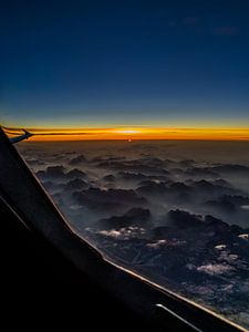 Zonsopgang hoog boven de bergen van Denis Feiner