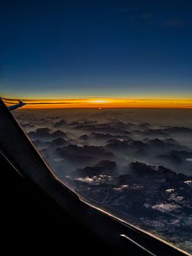 Sonnenaufgang hoch über den Bergen von Denis Feiner