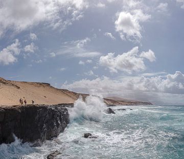 Opspattende golf tegen een rotskust, Fuerteventura, Canarische Eilanden,Spanje van Rene van der Meer