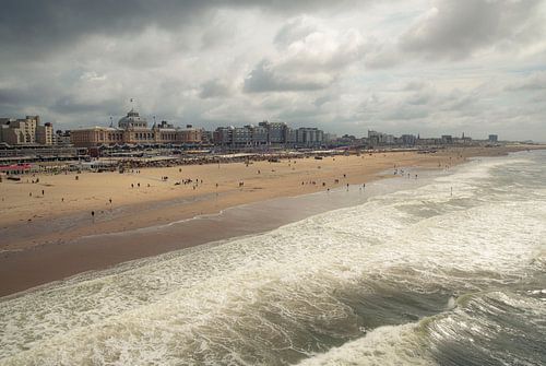 Uitzicht vanaf de Pier op het strand van Scheveningen het Kurhaus