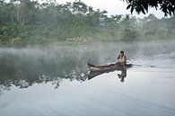 Emberra-Indianer in einem Kanu in Panama von Jacintha Van beveren Miniaturansicht