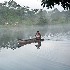 Emberra indiaan in een kano in Panama van Jacintha Van beveren