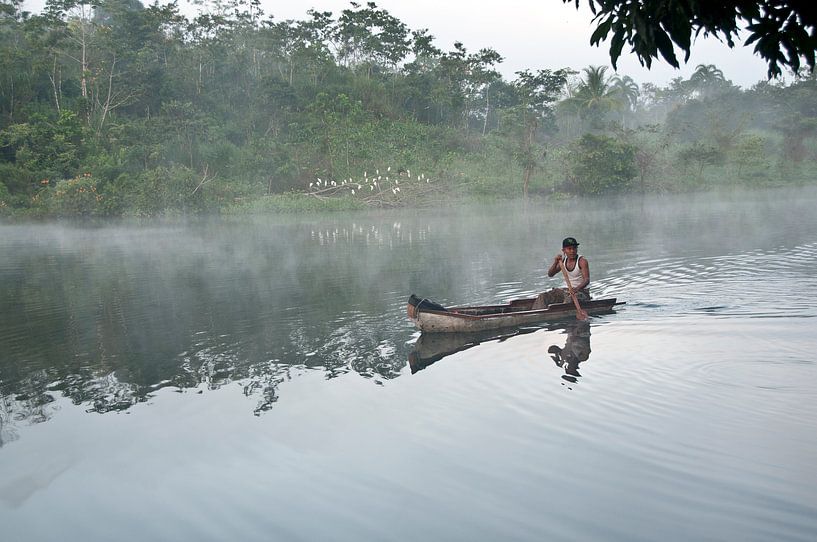 Emberra indiaan in een kano in Panama van Jacintha Van beveren