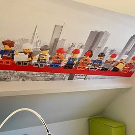 Klantfoto: Lunch atop a skyscraper Lego edition - Rotterdam van Marco van den Arend, als naadloos behang