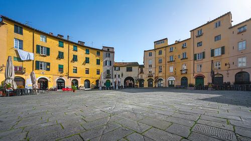 Lucca, Piazza dell' Anfiteatro plein. Toscane, Italië