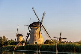 Drie molens aan de waterkant van whmpictures .com