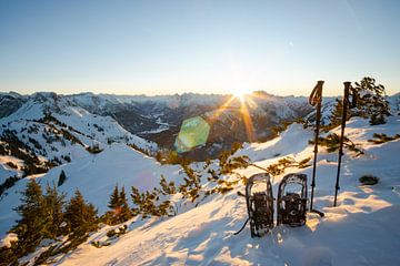 Schneeschuhe am Hahnenkamm Gipfel zum Sonnenuntergang über Tirol von Leo Schindzielorz