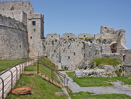 Das Castello Normanno in Monte Sant'Angelo, Apulien, Italien von Tomherkules