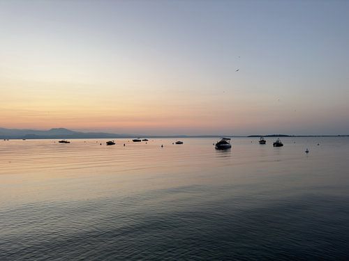 Die Boote tanzen in der frühen Morgensonne auf dem Wasser