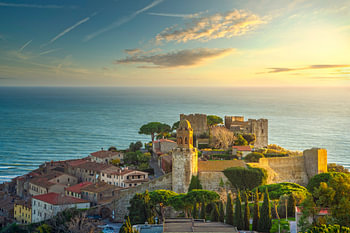 Castiglione della Pescaia, Altstadt bei Sonnenuntergang. Toskana