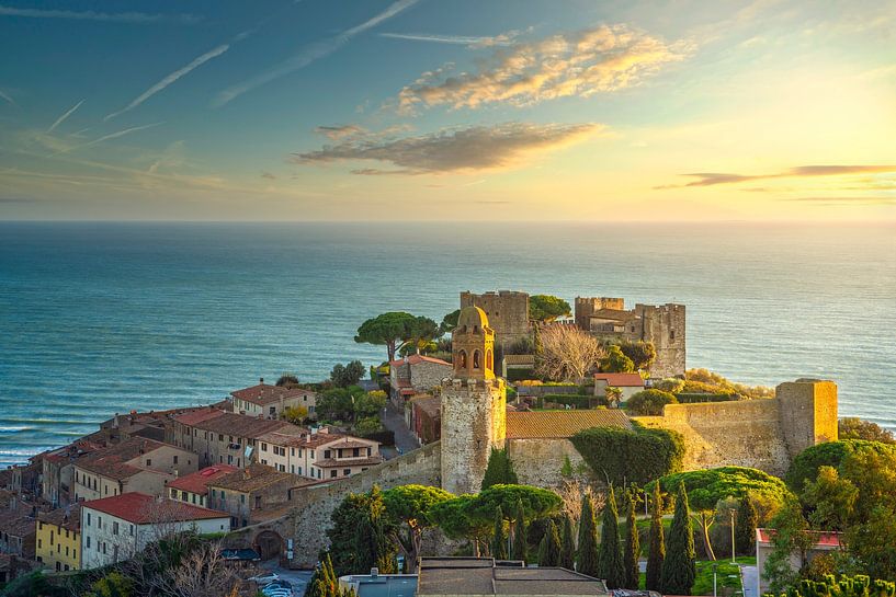 Castiglione della Pescaia, oude stad bij zonsondergang. Toscane van Stefano Orazzini