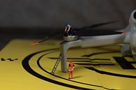 miniatuurfiguren die de werking van de drone-propeller controleren van ChrisWillemsen thumbnail