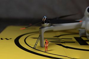 Miniaturfiguren, die die Funktion des Drohnenpropellers überprüfen
