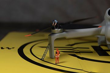 miniatuurfiguren die de werking van de drone-propeller controleren van ChrisWillemsen