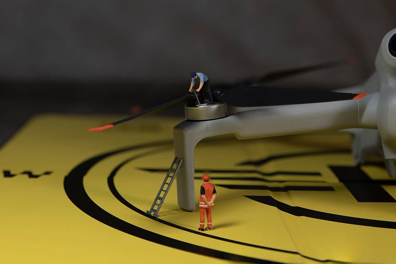 miniatuurfiguren die de werking van de drone-propeller controleren van ChrisWillemsen