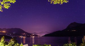 Sterne über dem Lac de Serre-Ponçon von Joran Maaswinkel
