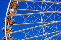 Grande roue dans le ciel bleu français