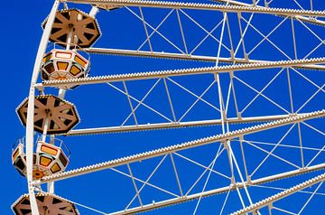 Grande roue dans le ciel bleu français sur Karen Velleman