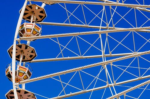 Grande roue dans le ciel bleu français