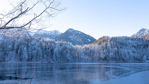 Bevroren bergen weerspiegelen in de Alatsee in Beieren Allgaeu Duitsland met geweldige zonnige Winter Vibes