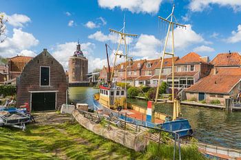Vissersboot in Enkhuizen in Nederland met de historische stadspoort (Drommedaris)