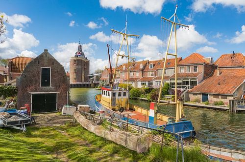 Vissersboot in Enkhuizen in Nederland met de historische stadspoort (Drommedaris)