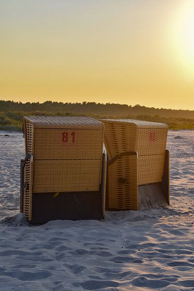 Twee strandstoelen Oostzee Duitsland van Hermineke Pijls