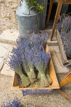 Lavendel te koop / Dried brunches of lavender lying in a basket for sale on a stree van Elles Rijsdijk