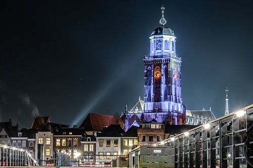 Lebuinus kerk in eenmalig blauwe verlichting. (2017).