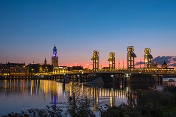 Zicht op de skyline van Kampen in de avond