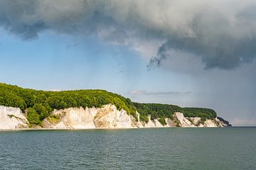Aufziehendes Gewitter an Rügens Kreideküste von Michael Valjak