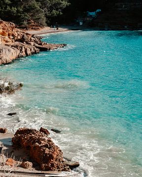 Turquoise zee, zomer op Ibiza van Slow ibiza