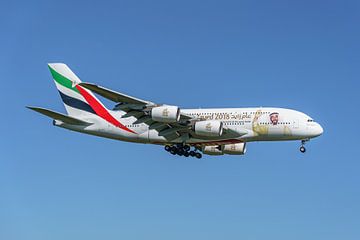 Landende Emirates Airbus A380-800 met special livery.
