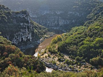 uitzicht over de rivier de Ardèche van BHotography