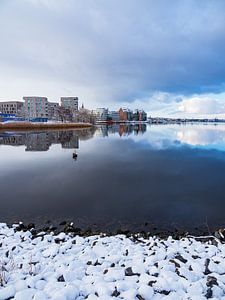 Blick über die Warnow auf die Hansestadt Rostock im Winter