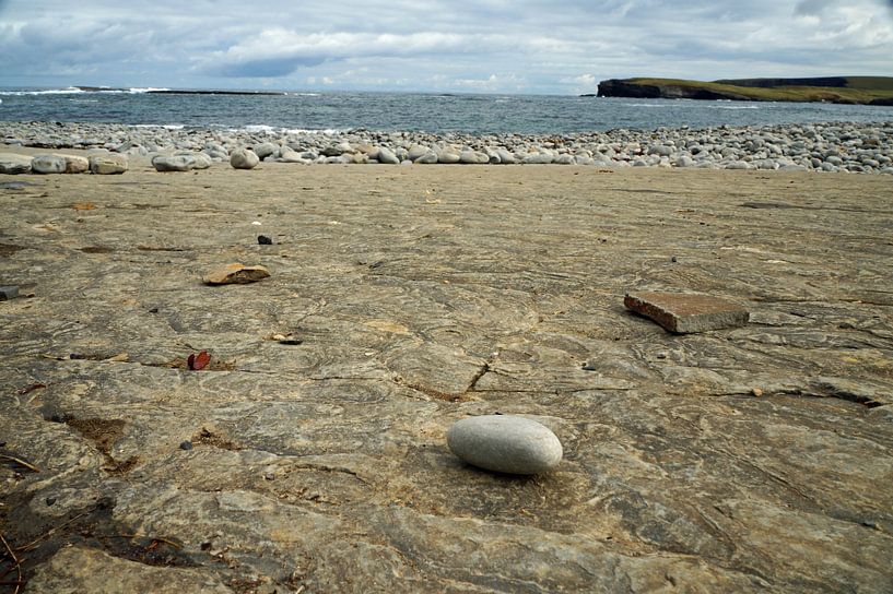 Kilkee Beach ist ein Steinstrand in der Ortschaft Kilkee. von Babetts Bildergalerie