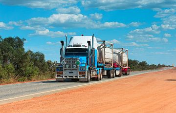 Roadtrain in Australië van Henk van den Brink