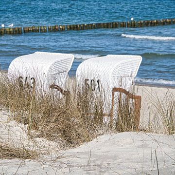 Strandstoel op het strand van de Baltische Zee. Kustvakantie aan zee van Martin Köbsch