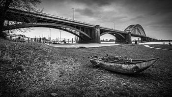Nijmegen Waalbrücke mit Ruderboot