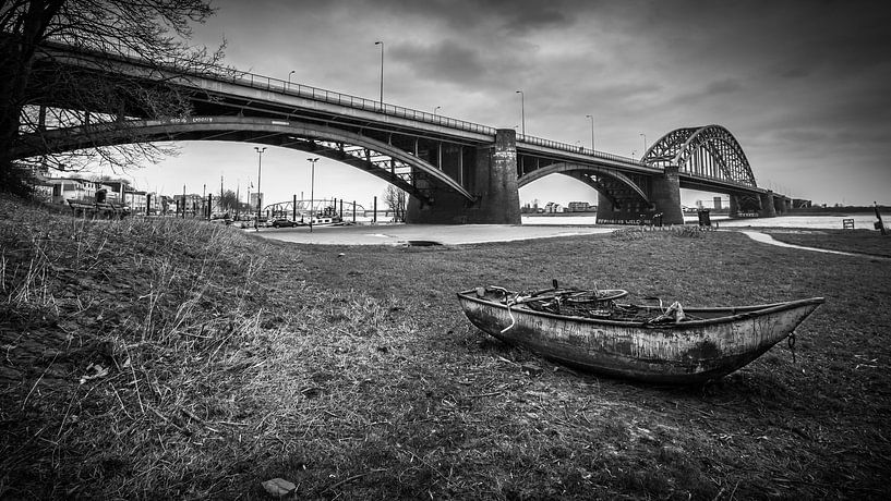 Pont Waal de Nijmegen avec bateau à rames par Danny den Breejen