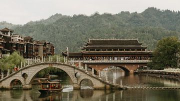 Atmosphärisches Stadtbild der alten Stadt Fenghuang, Hunan, China. von Diederik De Mezel