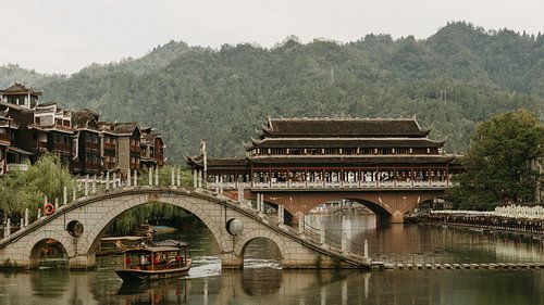 Sfeervol stadsgezicht van Fenghuang Ancient Town, Hunan, China.