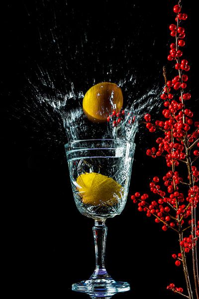 Splashing lemons by Ruud Hilhorst