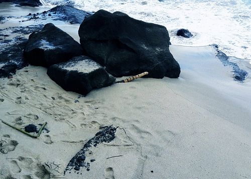 Black Stone At The Sands Beautiful Beach von Artkreator